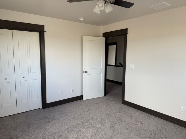 Building Photo - 3 Bed 2.5 Bath with double attached garage in Belgrade