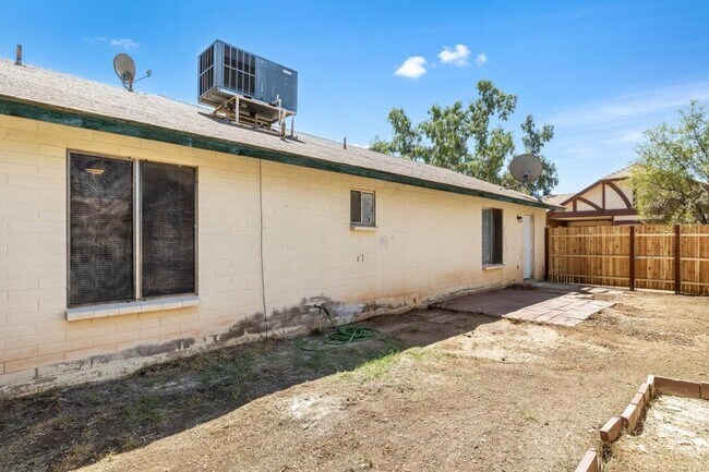 Building Photo - 8520 W Palm Ln