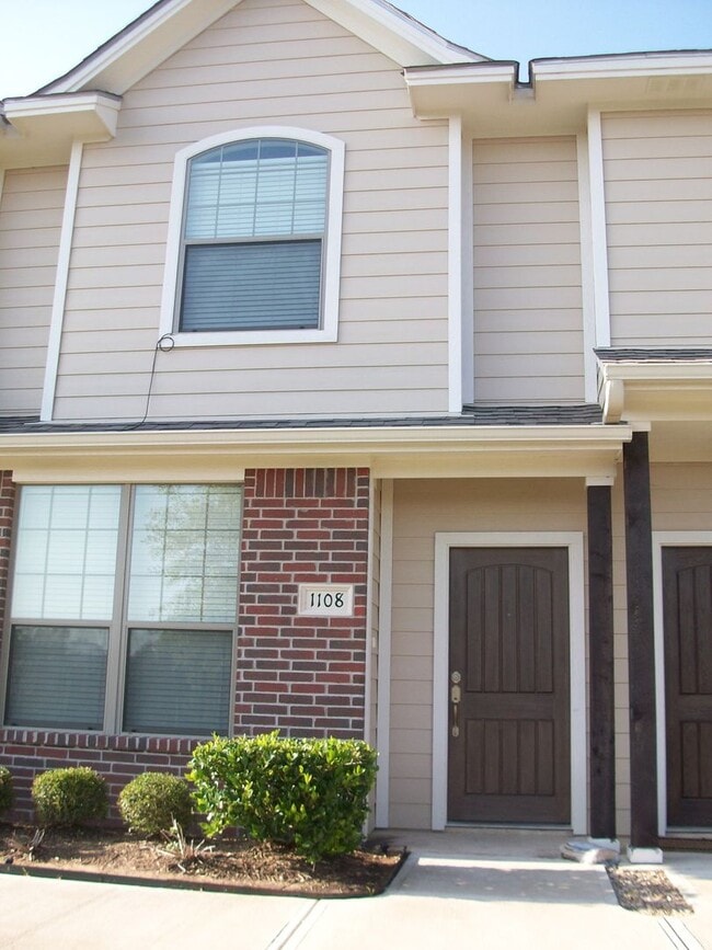 Building Photo - 2 BED 2 BATH TOWNHOME ON SHUTTLE ROUTE NEAR CAMPUS -  WITH POOL!