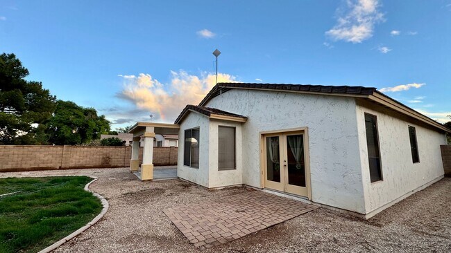 Building Photo - Beautiful 3 Bedroom, 2 Bathroom Home in Ch...