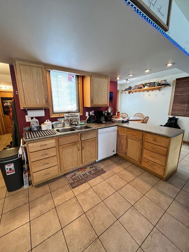 Building Photo - 1318 N 19th Ave E