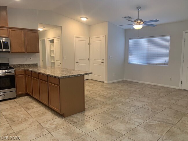 Building Photo - 548 Zuber Ave