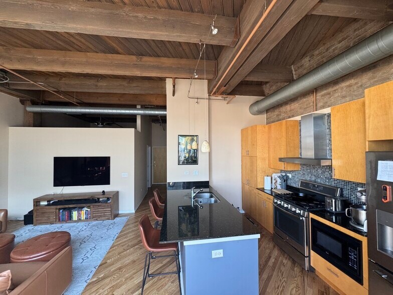 Building Photo - 1040 W Adams St