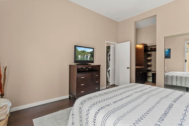 Building Photo - Furnished Bear Brand condo with Walkabilit...