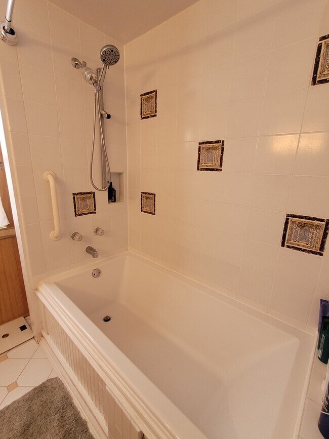 Building Photo - 1882 Sheridan Ave