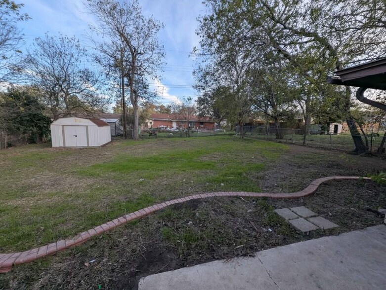 Building Photo - 931 Edwards St