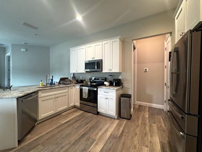 Building Photo - 4 Bedroom in Tomoka View