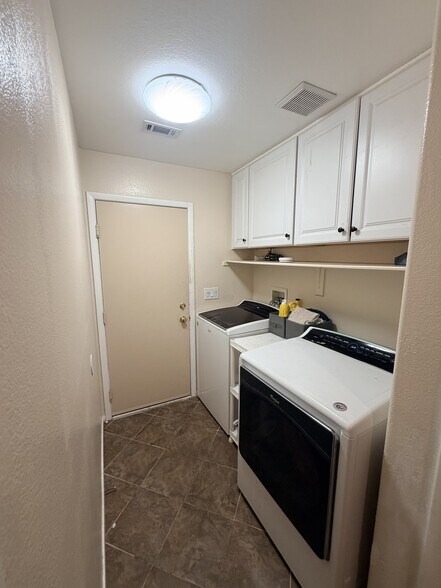 Building Photo - 1191 Sunfire St