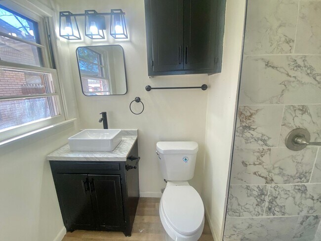 Building Photo - Newly remodeled 3 bed 2 bath now available (furniture incl.)