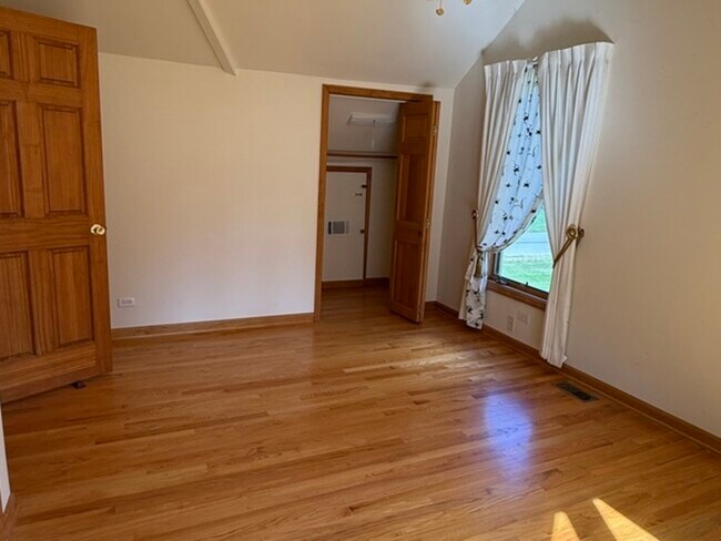 Building Photo - 125 Maple Ct