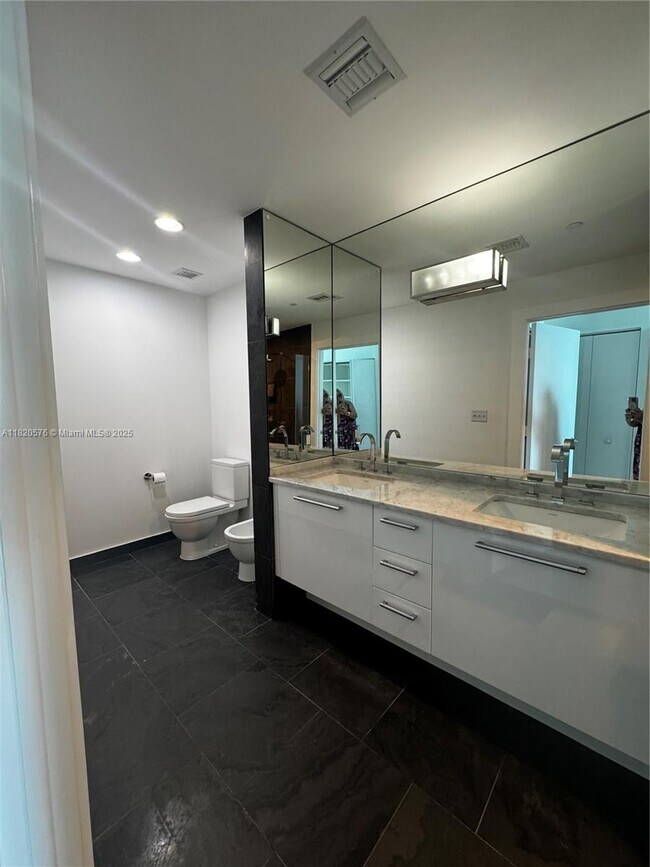 Building Photo - 900 Biscayne Blvd