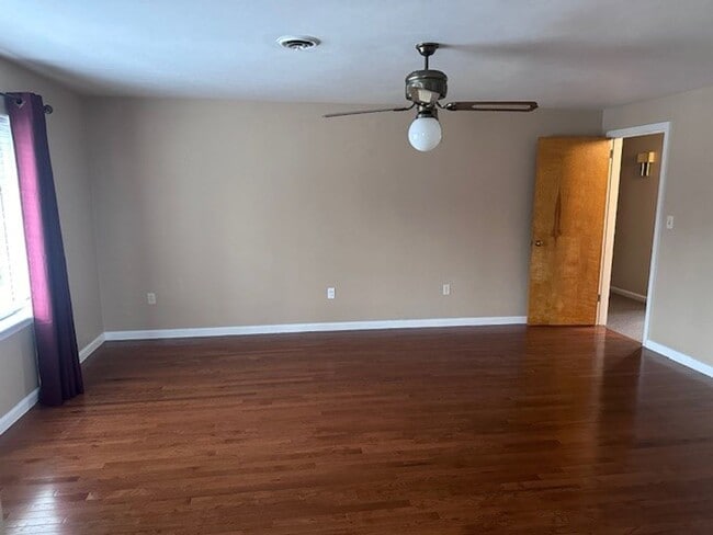 Building Photo - Spacious 2nd floor 3 Bedroom Apartment