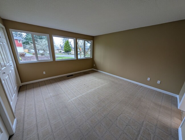 Building Photo - Hidden Gem in Southworth. Minutes from Waterfront & Ferry Terminal. Available NOW!