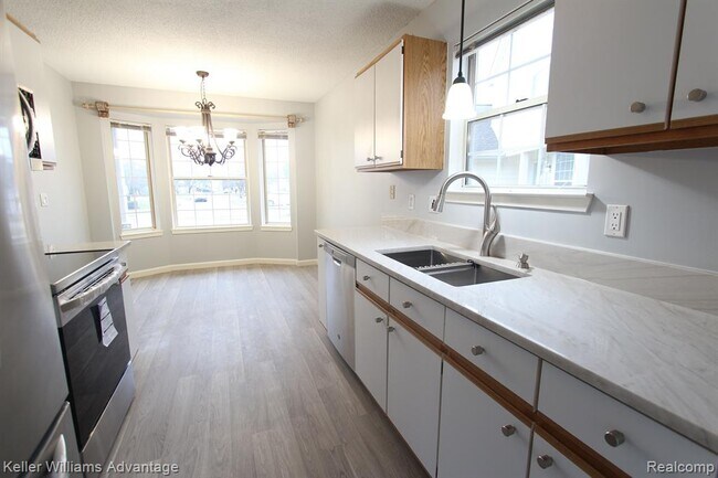 Building Photo - 41498 Cornell Dr