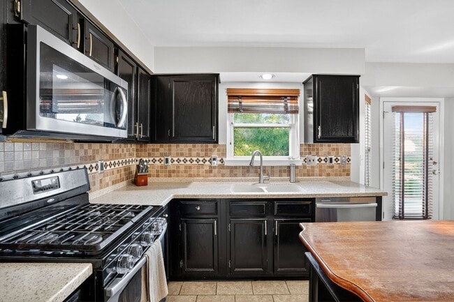 Building Photo - Spacious 4BR House in Oswego