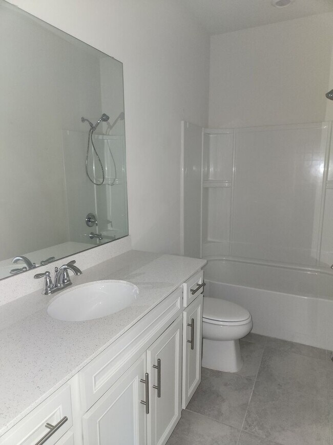 Building Photo - Call Ed for showings (352) 217-0284