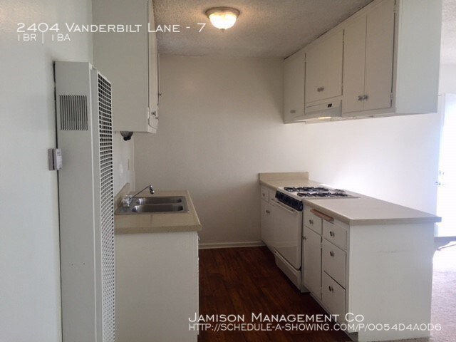 Building Photo - 2404 Vanderbilt Ln