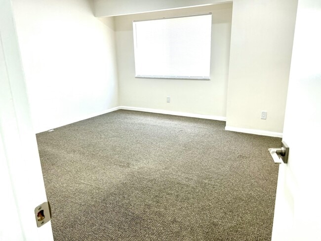 Building Photo - 102 Shoreview Dr