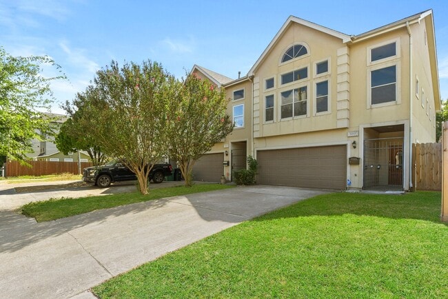 Building Photo - Charming 3-Bed, 2.5-Bath Home in the Heart of the Heights with Spacious Yard & Prime Location