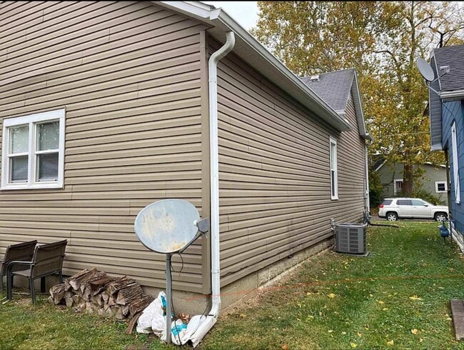 Building Photo - 3 bedroom 1.5 bath house - Now available for the 2026/2027 lease term!