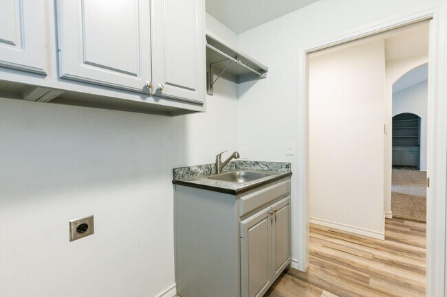 Building Photo - 208 Berkshire Ave