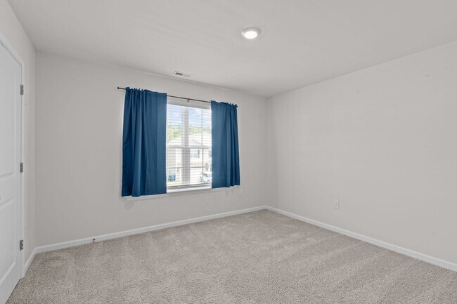 Building Photo - Stunning 5 Bedroom Home with a Fully Fence...