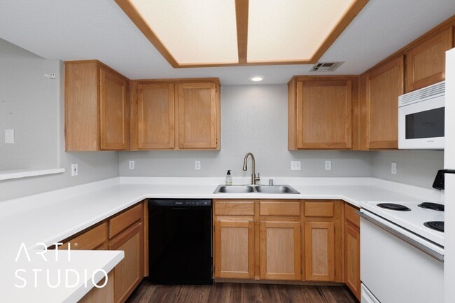 Building Photo - Beautiful 2-bedroom 2-bathroom condo by th...