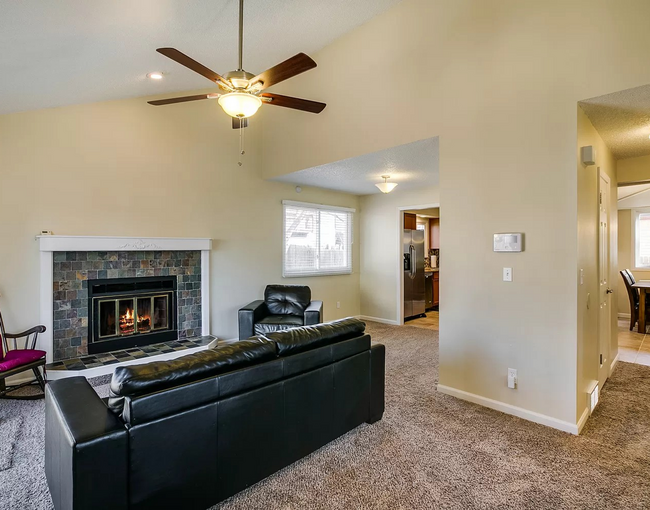 Building Photo - Stunning 3Bed 3Bath W/ Moutain views and u...