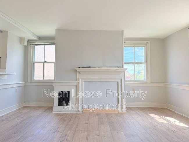 Building Photo - 133 NW Front St