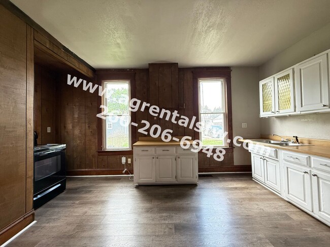 Building Photo - 3 Bedroom House
