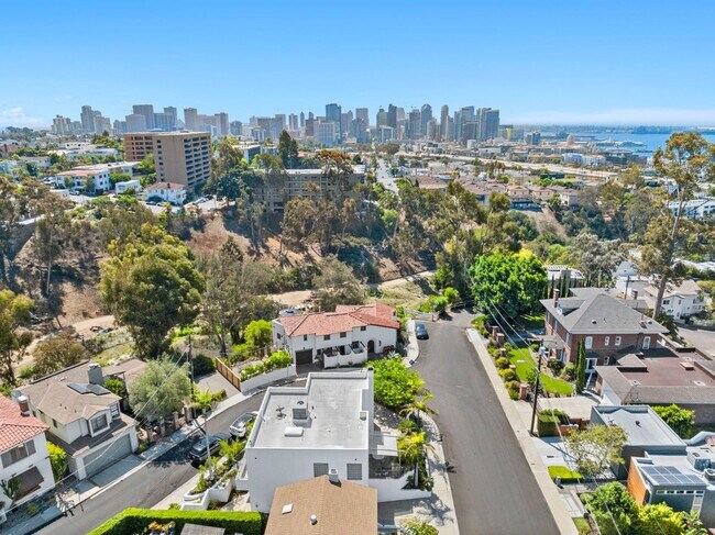 Building Photo - Gorgeous 3 Bed/3 Ba Home Tucked Away in th...