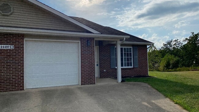 Building Photo - 2 Bedroom, 2 Bathroom Duplex, Close to Ft ...