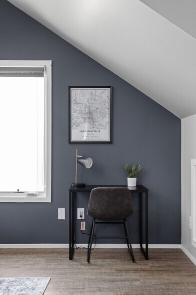 Building Photo - 1125 E 10th St