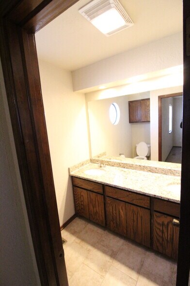 Building Photo - 1136 W Johnathan Way