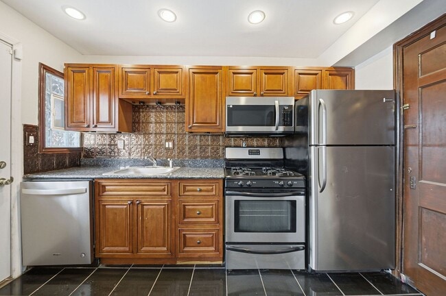 Building Photo - 2 Bedroom, 2 Bath Townhome located directly across from Franklin Park Conservatory