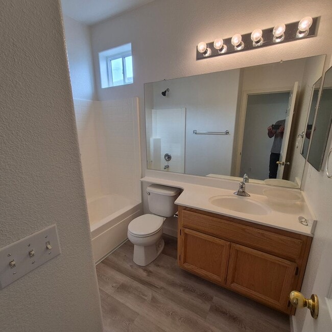 Building Photo - New Flooring throughout; Nice Elk Grove 3 bedroom home! Single story