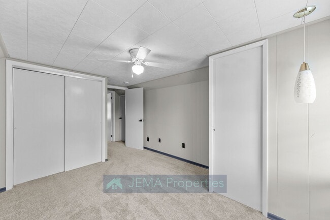 Building Photo - 503 E 8th St