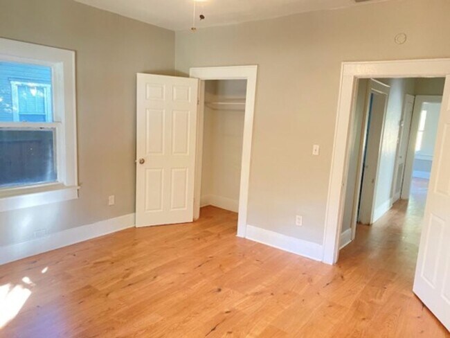 Building Photo - Charming Home - A Must See!