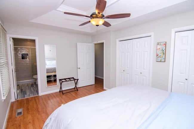 Building Photo - Stunning remodeled home in Franklin with a garage