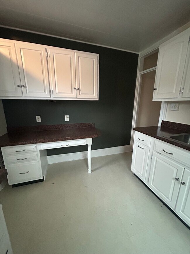 Building Photo - 556 N Plum St