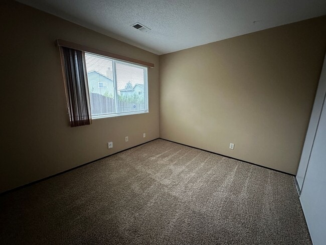 Building Photo - Three bedroom Clearview Circle Condo!