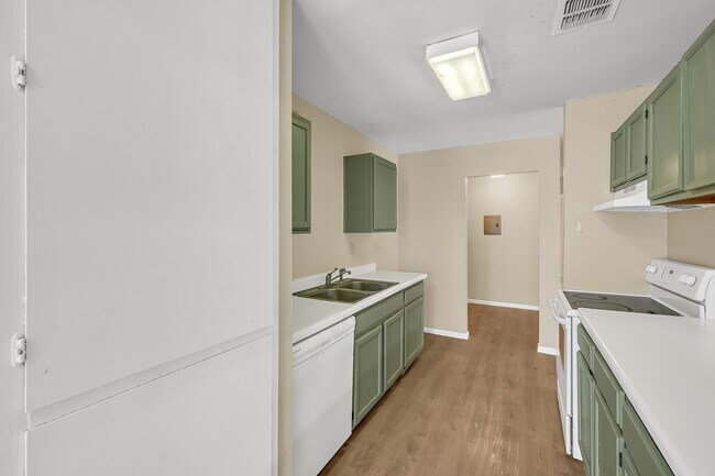Building Photo - 1325 Bayou Dr