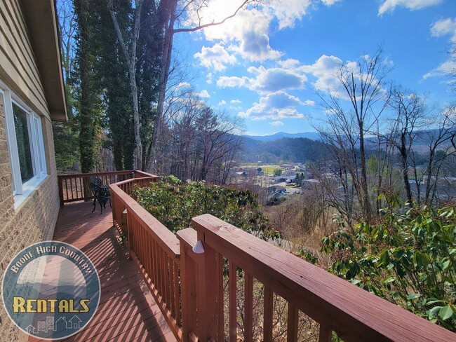 Building Photo - Spacious Home Overlooking Downtown Banner Elk