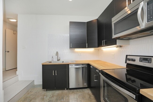 Building Photo - 2215 Cleburne St