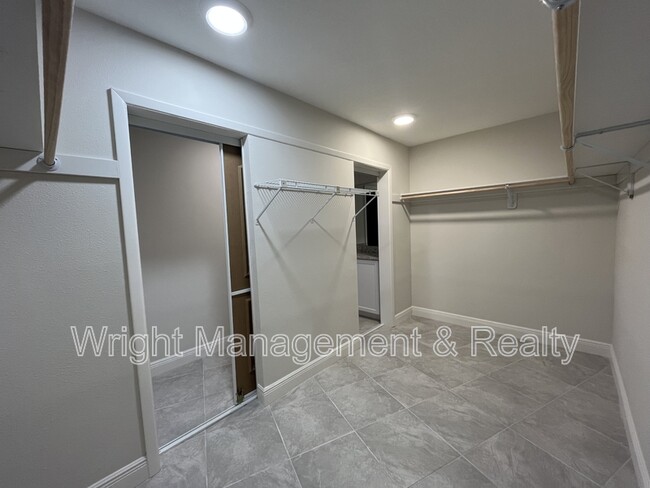 Building Photo - 5008 S Shore Dr