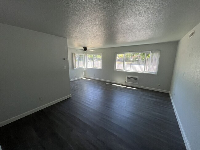 Building Photo - MOVE IN SPECIAL! $100 OFF FIRST 2 MONTHS OF RENT!!! 2 BEDROOM 1 BATH