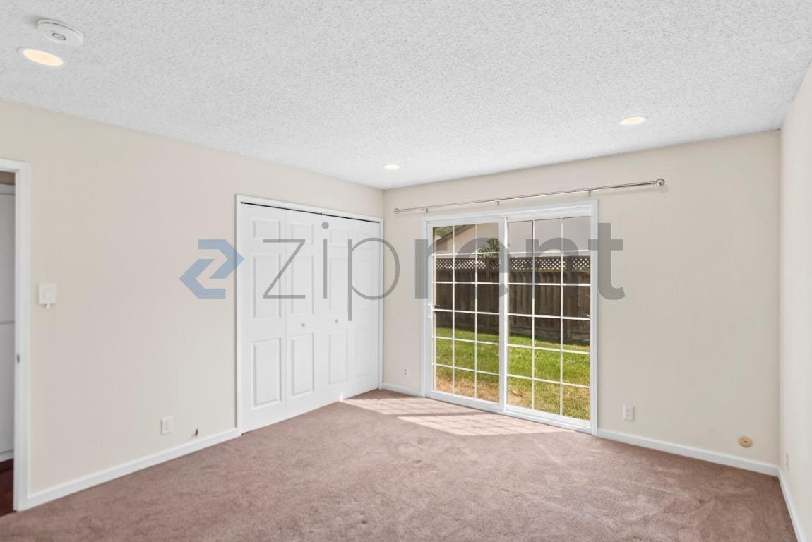 Building Photo - Unit