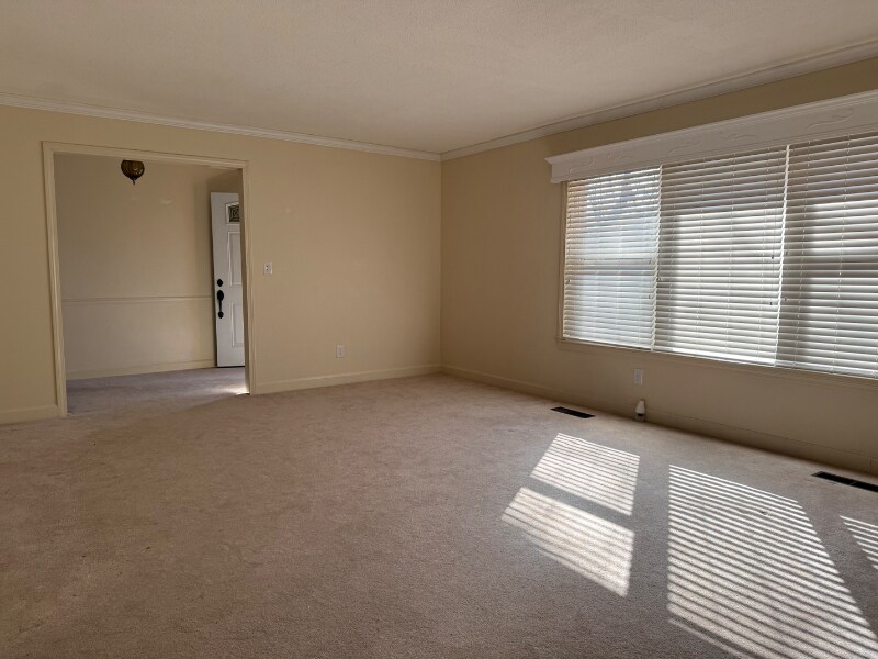 Building Photo - 825 Reynolds Rd