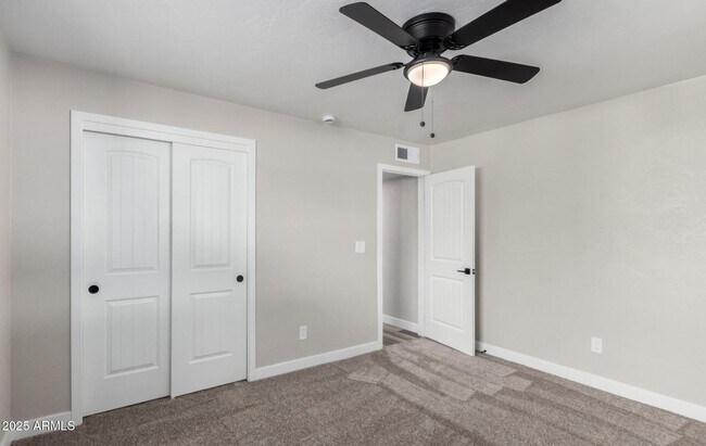Building Photo - 4402 E Mitchell Dr