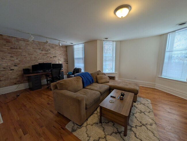 Building Photo - Wicker Park 2 BR, Prime Location, Fully Renovated